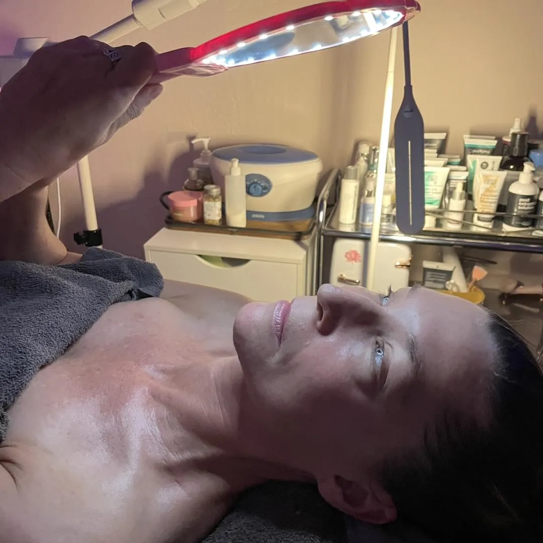 Nella working under the treatment lamp